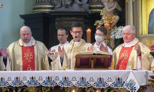 Ks. Marek Studenski oraz księża-ozdrowieńcy: ks. Stanisław Morawa (P) i ks. Jacek Kobiałka (L).