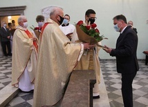 Dyrektor Szpitala Śląskiego Czesław Płygawko odbiera podziękowanie z rąk duszpasterzy.