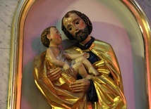 Figura świętego znajduje się w prezbiterium.