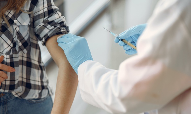Pfizer Polska: Podanie drugiej dawki szczepionki po upływie co najmniej 3 tygodni od pierwszej