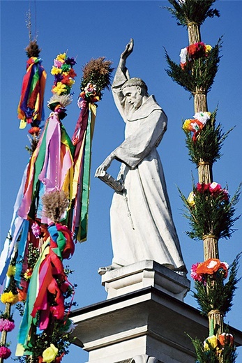 Pomnik św. Szymona  z palmami