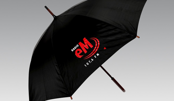 Parasol z logo Radia eM