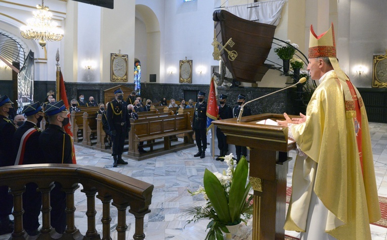 W Mszy św. wzięli udział przedstawiciele Państwowej Straży Pożarnej i Ochotniczej Straży Pożarnej.