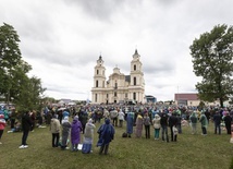 Pielgrzymi przed sanktuarium w Budsławiu.