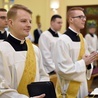 Diakoni przed święceniami w seminaryjnej kaplicy.