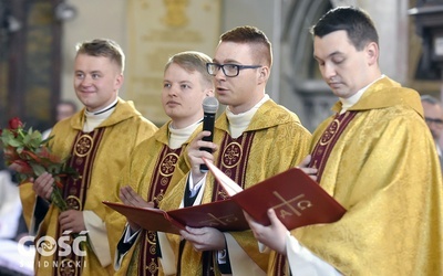 Moment podziękowania biskupom, rodzicom i bliskim neoprezbiterów.