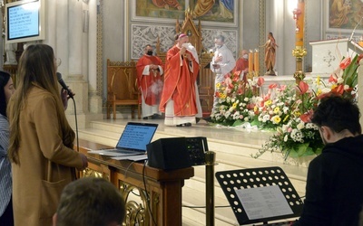 Mszy św. na rozpoczęcie czuwania przed uroczystością Zesłania Ducha Świętego przewodniczył bp Marek Solarczyk.