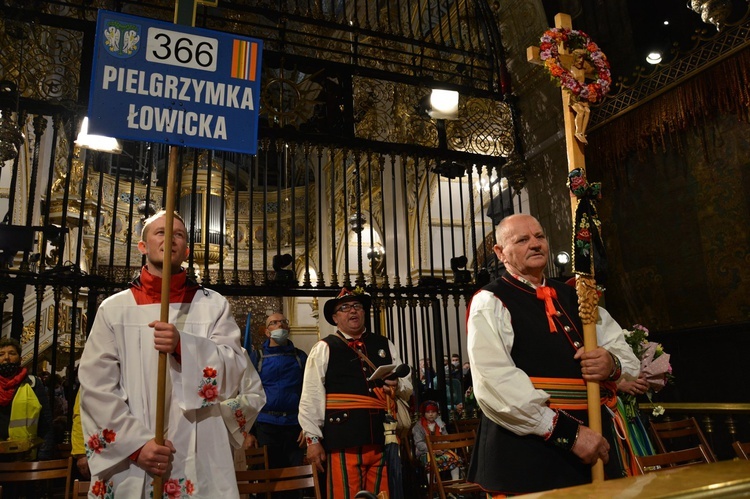 Wielu pielgrzymów przybyło w strojach łowickich. 