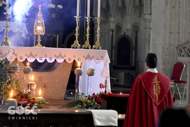 Strzegom. Wigilia Zesłania Ducha św. i gra świateł