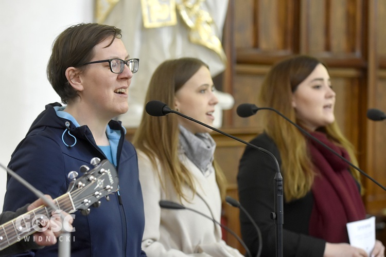 Strzegom. Wigilia Zesłania Ducha św. i gra świateł