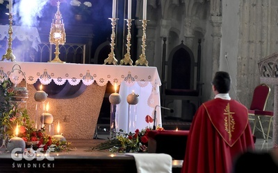 Strzegom. Wigilia Zesłania Ducha św. i gra świateł