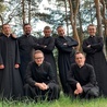 Przyszli księża z ojcem duchownym seminarium ks. Grzegorzem Ogorzałkiem.