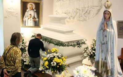 Długa kolejka do grobu św. o. Papczyńskiego 
