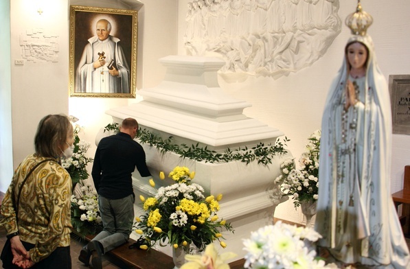 Długa kolejka do grobu św. o. Papczyńskiego 