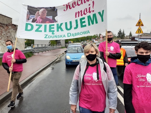 Absolwenci ze Zduńskiej Dąbrowy na Łowickiej Pieszej Pielgrzymce