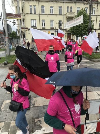 Absolwenci ze Zduńskiej Dąbrowy na Łowickiej Pieszej Pielgrzymce
