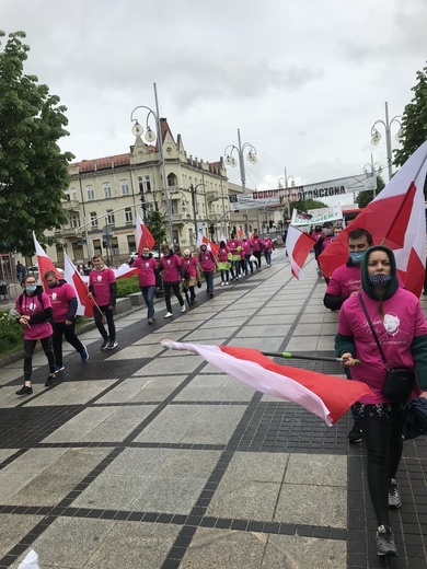 Absolwenci ze Zduńskiej Dąbrowy na Łowickiej Pieszej Pielgrzymce