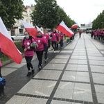 Absolwenci ze Zduńskiej Dąbrowy na Łowickiej Pieszej Pielgrzymce