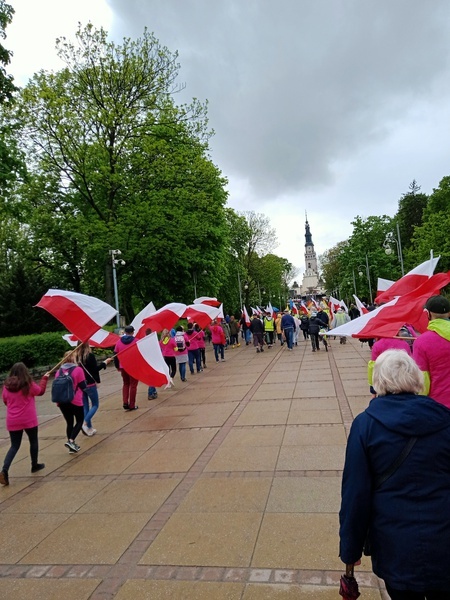 Absolwenci ze Zduńskiej Dąbrowy na Łowickiej Pieszej Pielgrzymce