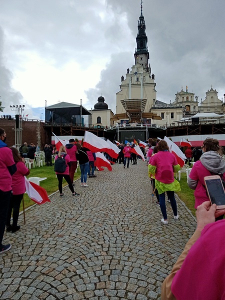 Absolwenci ze Zduńskiej Dąbrowy na Łowickiej Pieszej Pielgrzymce