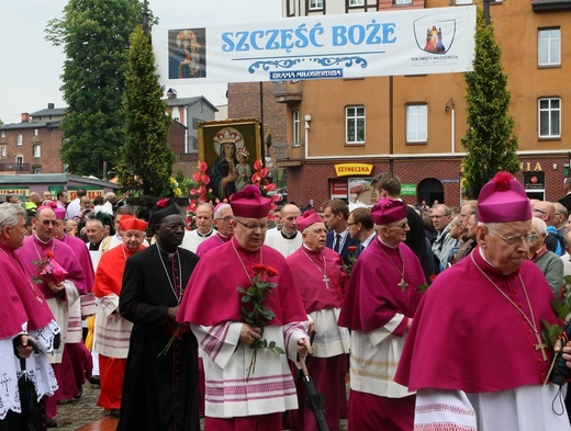 Męskie pielgrzymki do Piekar w minionych latach.
