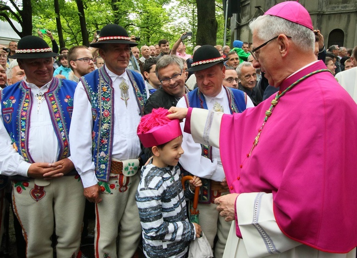 Męskie pielgrzymki do Piekar w minionych latach.