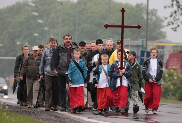 Męskie pielgrzymki do Piekar w minionych latach.