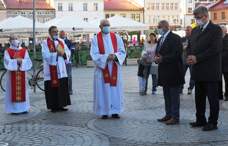 Duszpasterze i samorządowcy 22 maja 2021 r. przed pomnikiem św. Jana Pawła II w Żywcu.