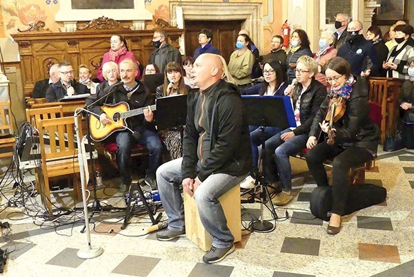 Wspólnota Talitha Kum poprowadziła rychwałdzkie uwielbienie.