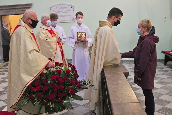 Ks. M. Studenski  oraz księża Stanisław Morawa i Jacek Kobiałka dziękują doktor Bronisławie Szlauer.