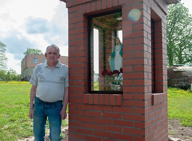 ▲	Maciej Wojas dziękuje Matce Bożej za 20 lat bez alkoholu.