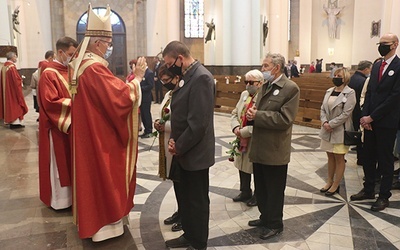 Małżonkom na zakończenie udzielane jest błogosławieństwo indywidualne.