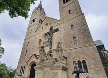 Część zewnętrznych murów jest już wyczyszczona.