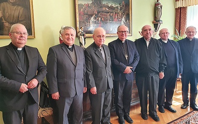 ▲	Uhonorowani księża w towarzystwie biskupa opolskiego i biskupów pomocniczych.