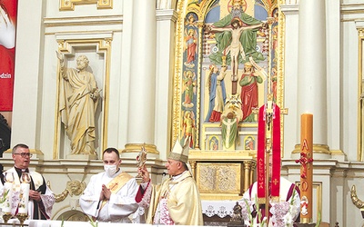 ▲	Arcybiskup błogosławił Mławie relikwiami świętego.
