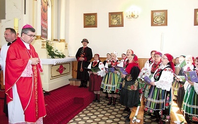 ▲	 Eucharystia odprawiona została w kościele parafialnym  pw. św. Mikołaja Biskupa w Żdżarach.