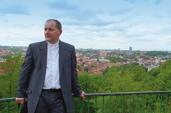 ▲	Ksiądz Wojciech Górlicki  na Górze Trzech Krzyży. W tle panorama miasta.