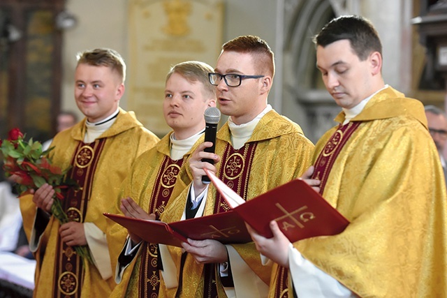 Neoprezbiterzy dziękują biskupom, rodzicom i bliskim.