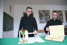 Diakoni Konrad Dziedzic (z lewej) i Mateusz Bogula  przy stole w sali ćwiczeń.