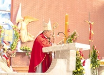 – Bł. ks. Markiewicz od początku doświadczył tego, czym jest rodzinna wspólnota, a poprzez zaangażowanie ojca, czym jest praca dla dobra innych, praca wspólnotowa,  społeczna – podkreślił hierarcha.