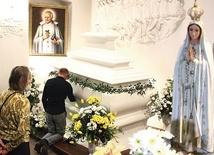 Do grobu założyciela marianów ustawiła się długa kolejka. 