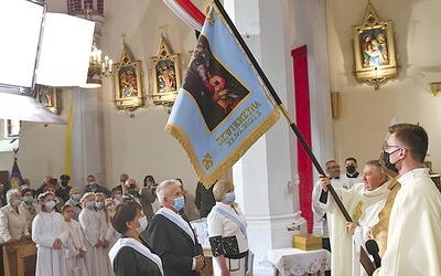 Podczas uroczystości biskup poświęcił sztandar z wizerunkiem Maryi.