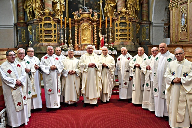 W maju i czerwcu przypadają rocznice święceń.  Pamiętajmy o kapłanach w naszej modlitwie.