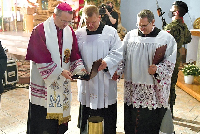 – Schylając głowy, pragniemy dziękować Bogu za tych wszystkich, którzy swoje życie złożyli na ołtarzu ojczyzny – mówił proboszcz ks. Henryk Wojnar podczas uroczystości.