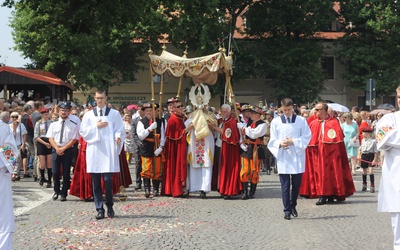 3 czerwca ulicami Łowicza przejdzie tradycyjna procesja eucharystyczna.