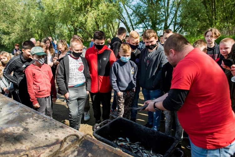 Edukacyjne zarybianie Wisły 