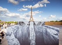 Optyczne złudzenie wywołane malowidłem ustawionym przez francuskiego artystę Jeana René na alei Praw Człowieka w dzielnicy Trocadero.
19.05.2021 Paryż, Francja?