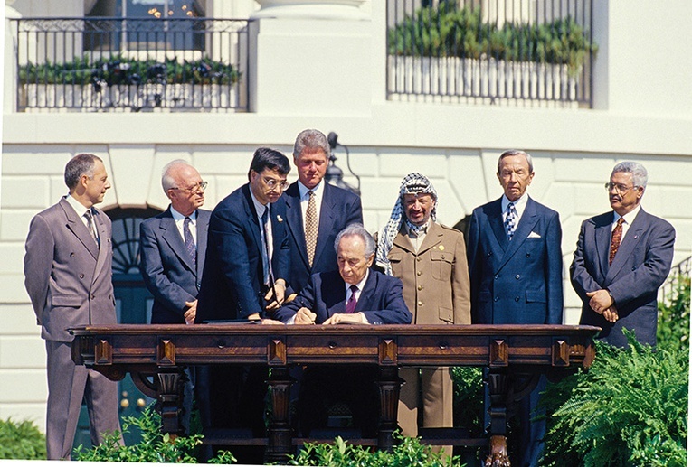 Minister spraw zagranicznych Izraela podpisuje porozumienie z OWP, 13 września 1993 r.