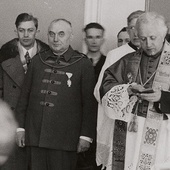 Bł. ks. Emil Szramek podczas uroczystości poświęcenia Domu Oświatowego Towarzystwa Czytelni Ludowych w Katowicach w 1934 r.