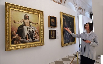 Kurator wystawy Beata Gadomska pokazuje arcydzieła z kolekcji Muzeum Watykańskiego. Na pierwszym planie „Odkupiciel” Correggia.